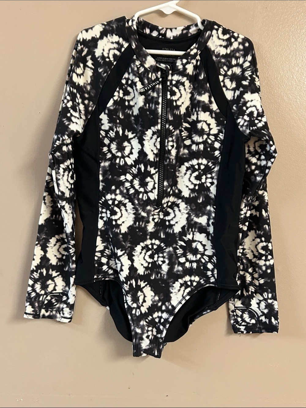 Kids Athleta Black & White Tie-Dye Long Sleeve Rash Guard Swimsuit Size Large 12